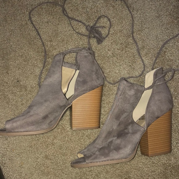 Shoes - NWOT beige open toed heel booties